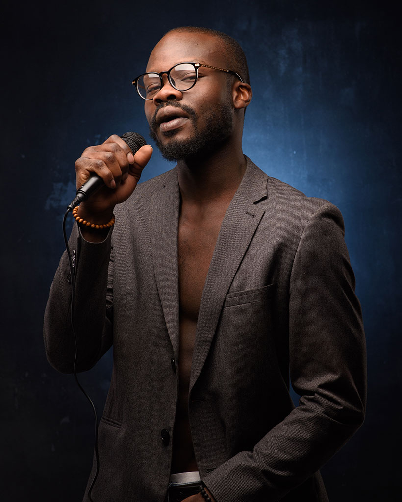 a-black-african-american-is-emotionally-singing-in-YHLBB2F.jpg